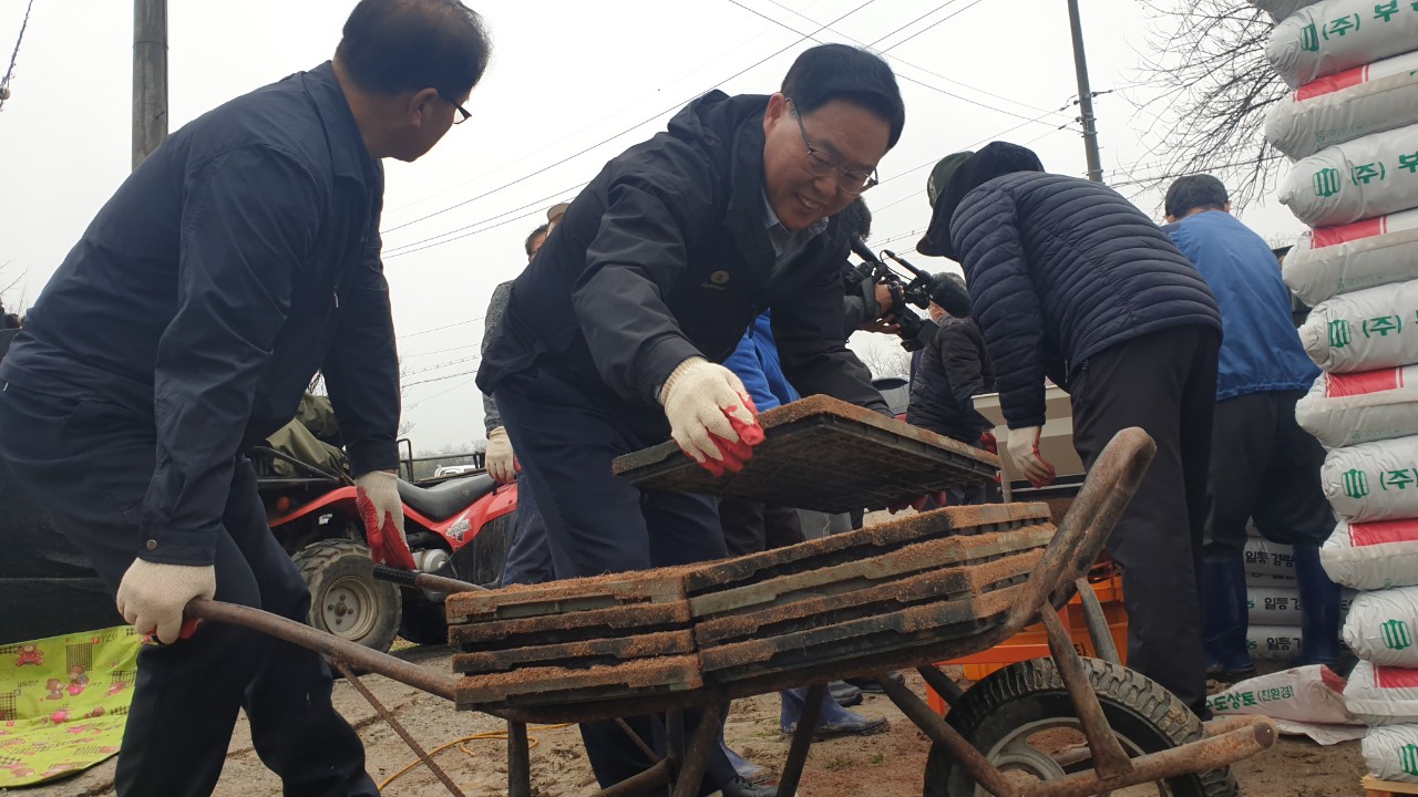 강수현 양주시장, 광적면서 못자리 설치 농가 방문 격려 이미지