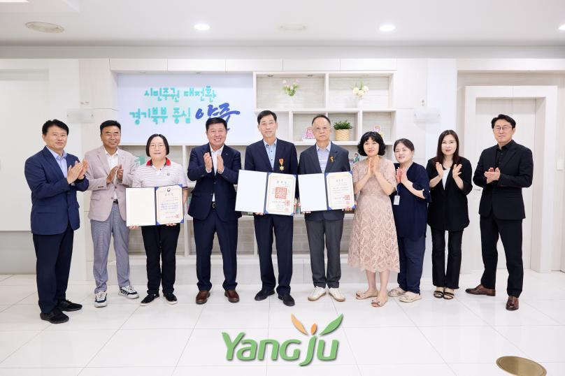 퇴작자 정부포상 수여식 의 사진