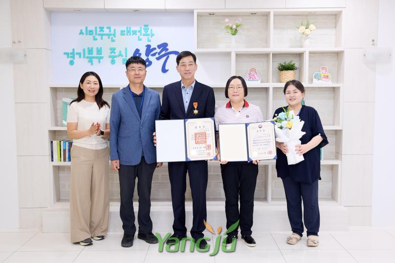 퇴작자 정부포상 수여식 의 사진