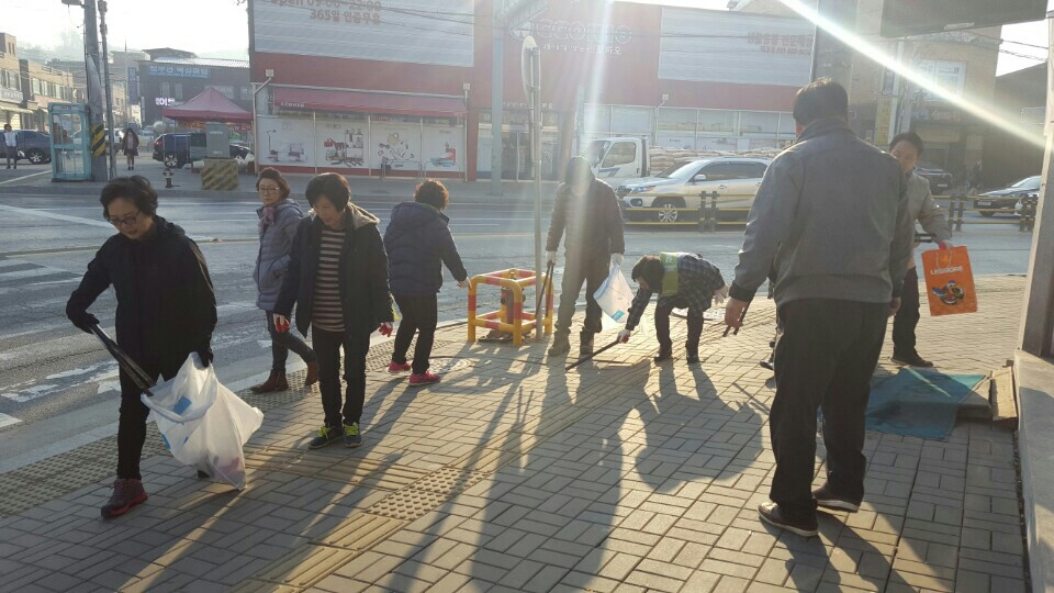 회천1동 감동365 추진협의체  인사 잘하기 캠페인 및 가로환경정비 실시 이미지