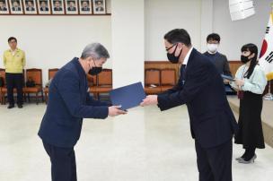 임용장교부 의 사진