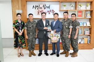 예비군지역대장 환담 의 사진