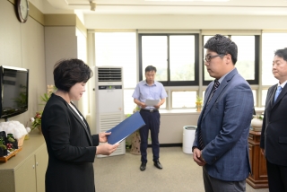 신규임용장수여 의 사진