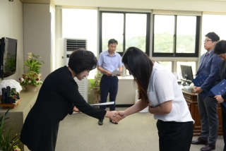 신규임용장수여 의 사진